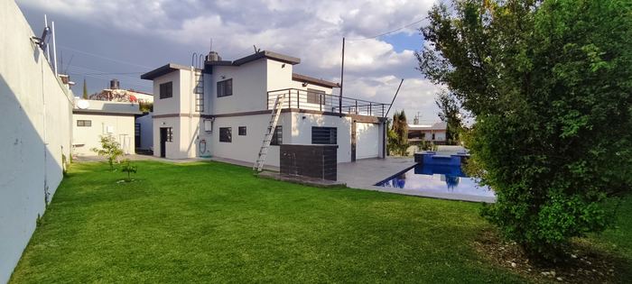 Jardin amplio con alberca